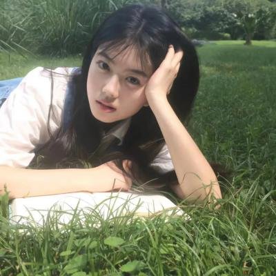 抽象画中的越南少女
